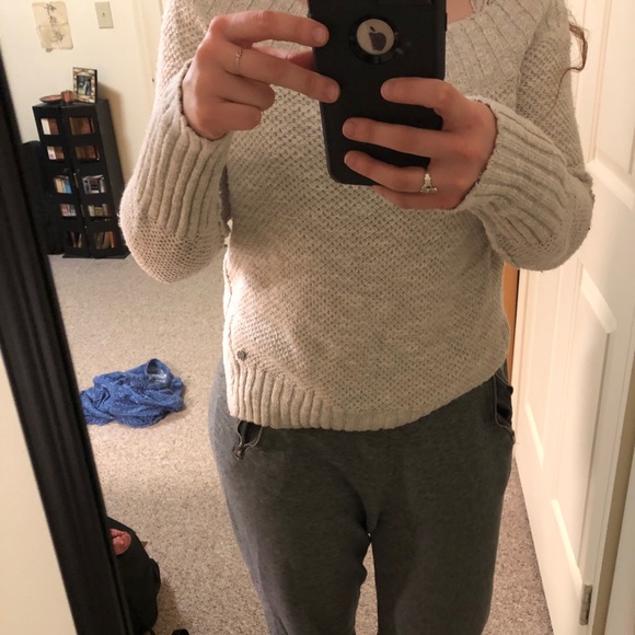 Hollister Crop Sweater! 👏🏼👏🏼 - Picture 5 of 7